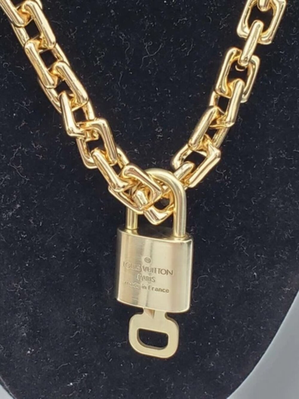 Gold-Plated Necklace with Authentic Louis Vuitton Padlock - Picture 4 of 7
